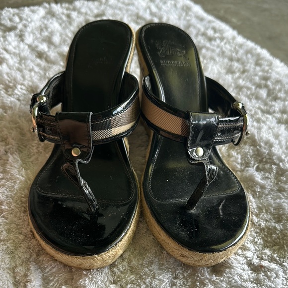 Burberry Black and Tan Sandals with Classic Design - Picture 1 of 6
